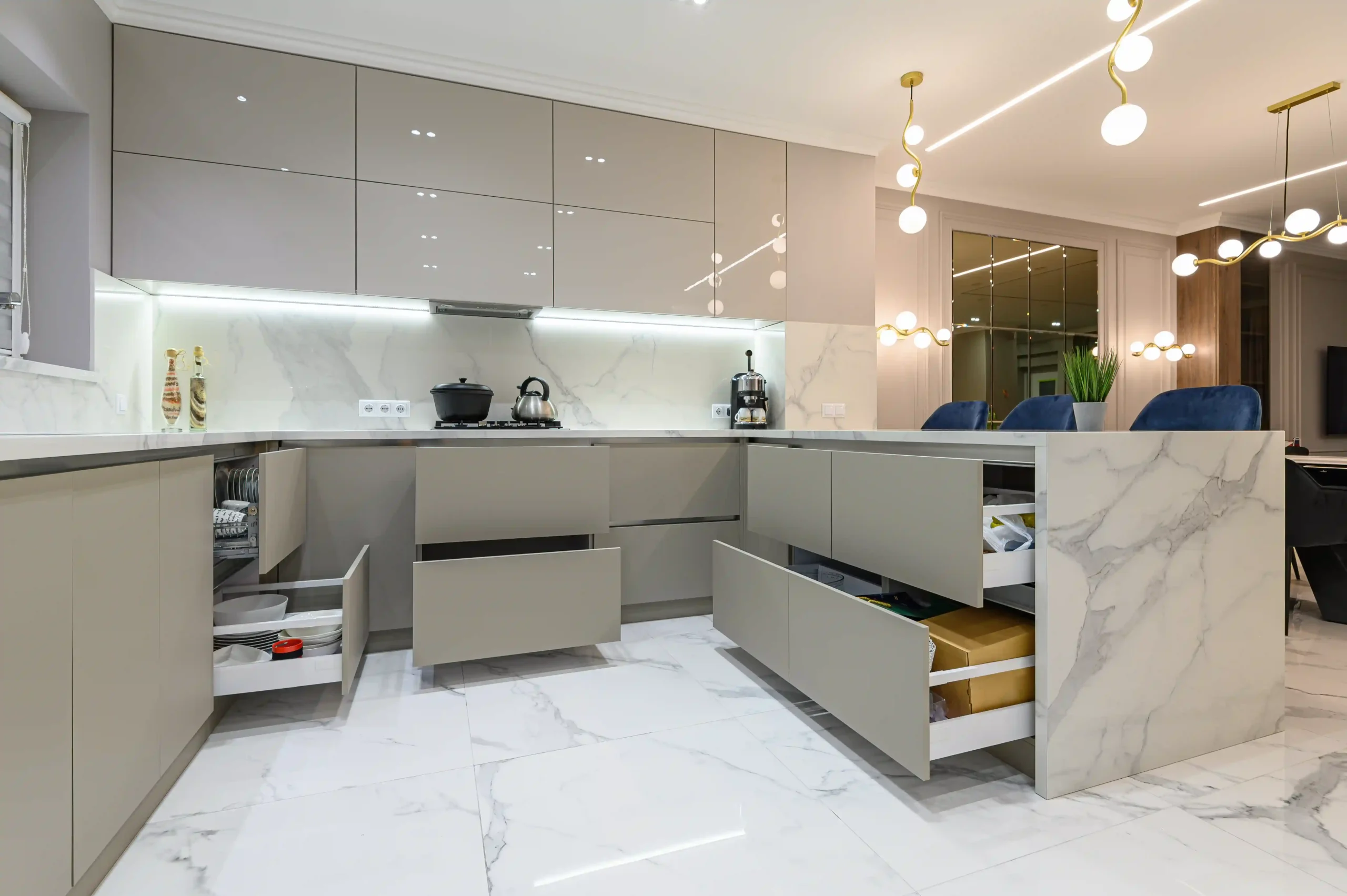 abra-gavetas-em-moveis-de-cozinha-brancos-modernos - moveisplanejados.ind.br
